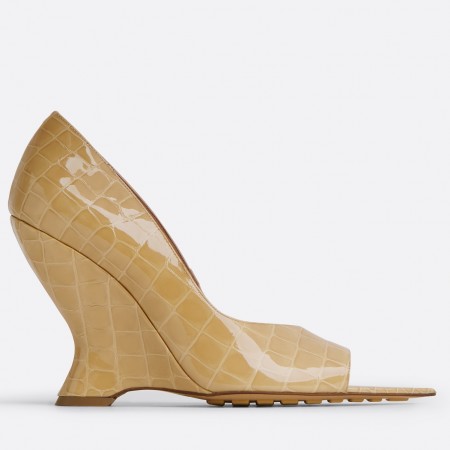 Bottega Veneta Punta Pumps in Beige Crocodile Embossed Calfskin